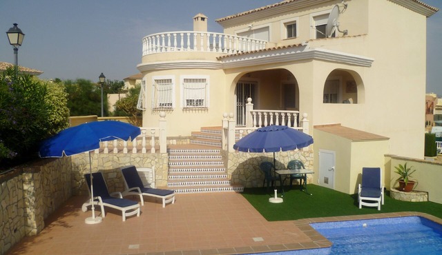 Spacious 3 bedroom modern family friendly villa+pool.
