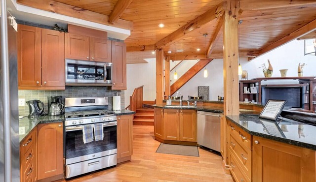 Spacious 3BR Home w/Hot Tub, Parking & Pool Access