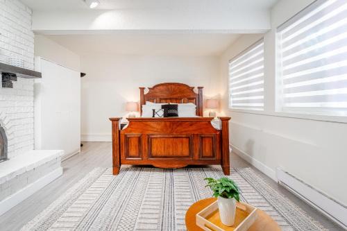 Spacious 3BR Guest Suite by the Creek In North Vancouver Sleeps 6, Free Parking