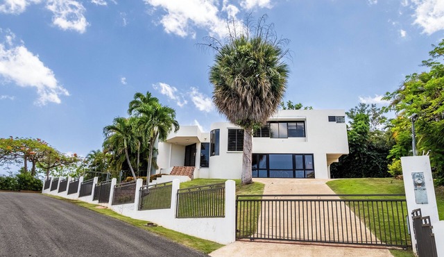 Spacious 4 bedroom Home w/Large Pool and Ocean Views-Sleeps 12+
