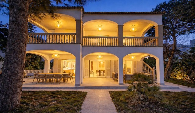 Spacious 5-bedroom en-suite villa with pool in stunning Playa de Muro with AC