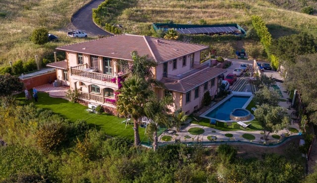 Spacious 6-bedroom Chalet w Pool in sunny MalibunVery welcome send us a message!