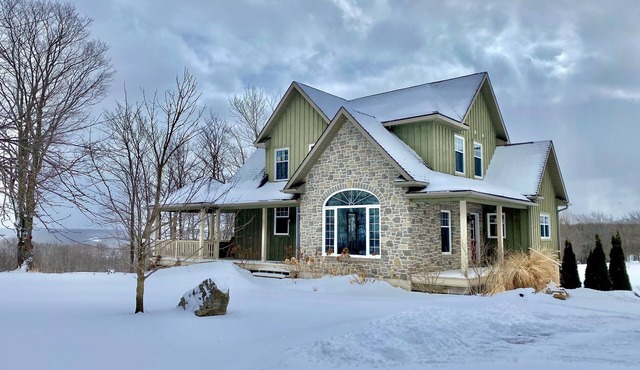Spacious and cozy Four Season retreat in the Beaver Valley!