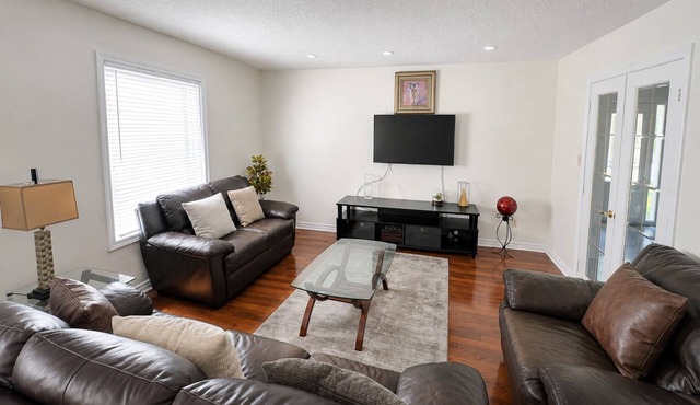 Spacious Cozy 4BR Orangeville Home w/Deck! 10-minute walk to Headwaters Hospital