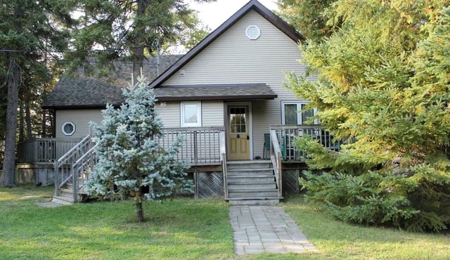 Spacious Family Cottage with Stunning Sunset Views on Sturgeon Lake, Near Bobcaygeon, Ontario