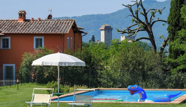 Spacious flat with castle view in Tuscany