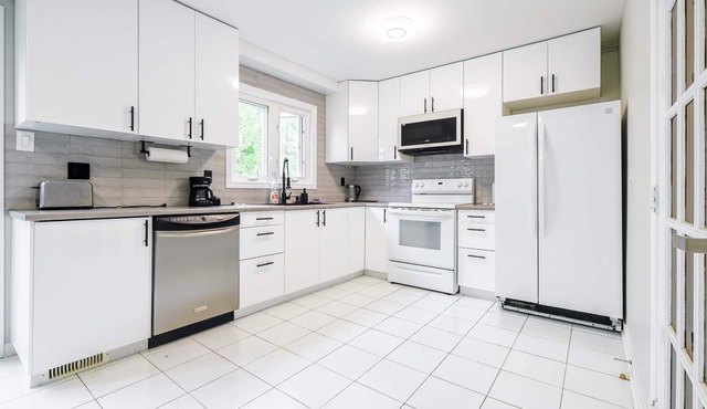Spacious Home In Heart Of Thornhill