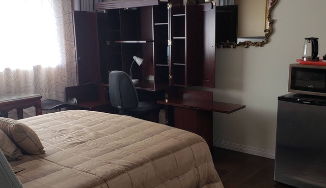 SPACIOUS. QUIET ROOM W PRIVATE BATHROOM IN GREAT HOUSE