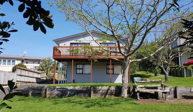 Spacious retreat, 1 minute walk to beach