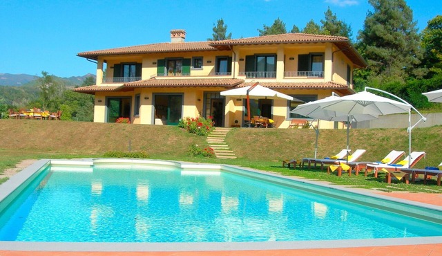 Stunning private villa for 14 people with private pool, WIFI, hot tub, TV, patio and panoramic v.