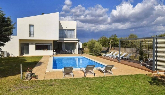 Stunning private villa for 12 people with private pool, WIFI, A/C, TV, patio and panoramic view
