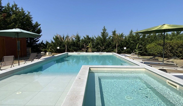 Stunning private villa with hot tub, WIFI, A/C, private pool, TV, patio and pets allowed