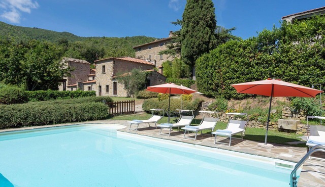 Stunning private villa for 12 people with private pool, WIFI, TV, terrace and pets allowed