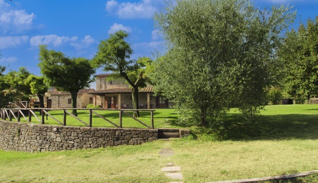 Stunning private villa for 10 guests with WIFI, private pool, A/C and TV, close to Arezzo