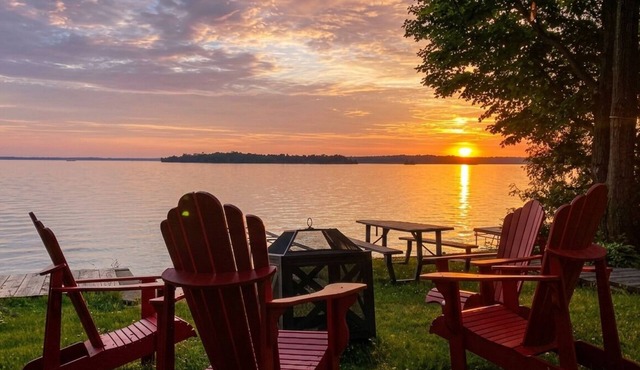 Stunning Sunset Lake house | Dual WiFi/BBQ/Family friendly | sleeps 8 adults