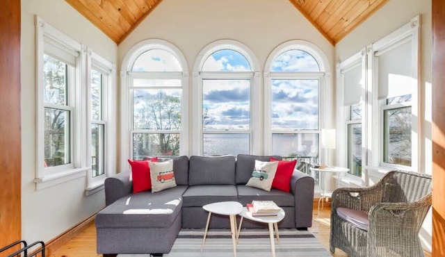 Stunning waterfront home, 25min to downtown Ottawa