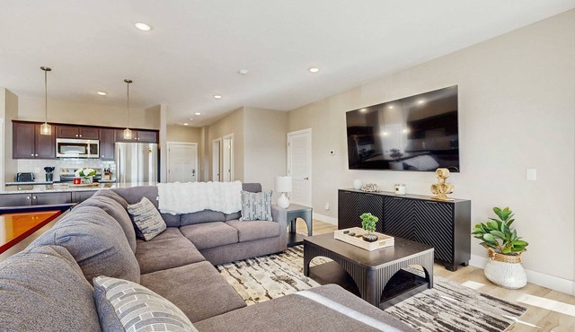 Stylish 3BR Condo - LAKE VIEWS - Pool & Kimberling