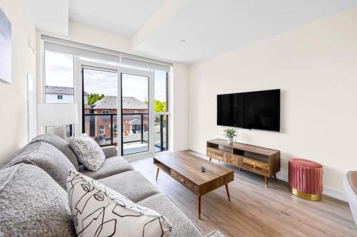 Stylish 3BR Retreat with Stunning City Views