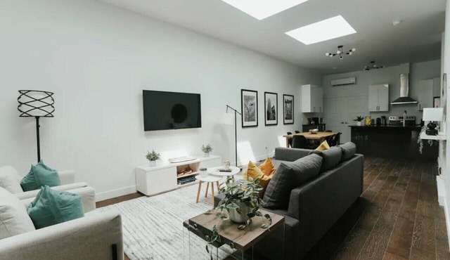 Stylish and bright 2bdr near St-Hubert Plaza