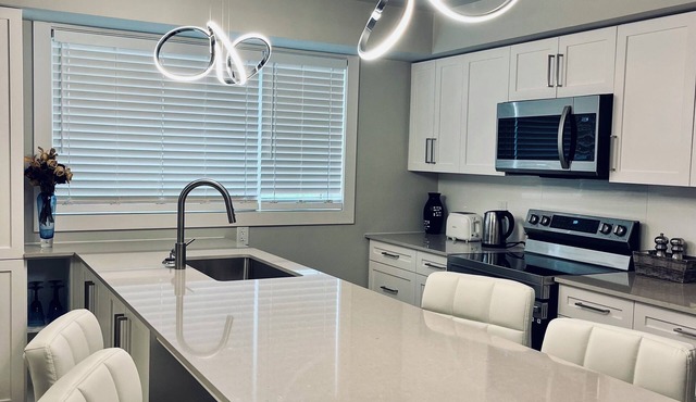 Stylish Summer Stay – 3BR Near uOttawa & Downtown (All-Inclusive)