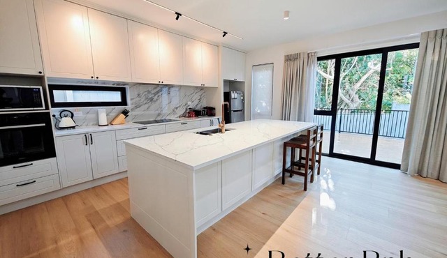 Sunny Bucklands Beach Retreat · Spacious 5BR 4.5BA