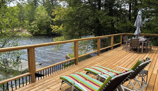 Sunny lakeside cottage with stunning sunset views!