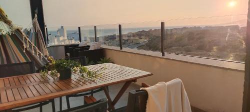 SUNSET DIVINE Views, Terrace , Pool , Garage- Fibre