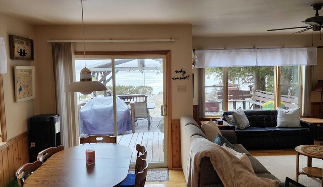 Sunset Haven in Fenelon Falls - Beautiful weed-free waterfront with AC/WIFI!