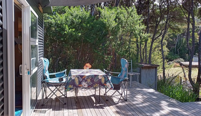 Surfer's Studio, sleeps 3 , close to beaches, hot pools, shops and airport.