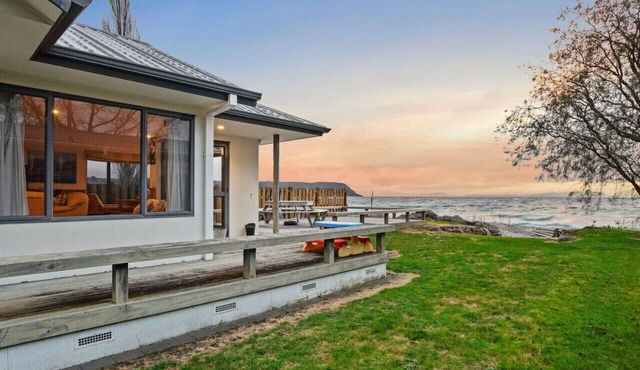 Taupo Beachfront Escape 12min to Town | Free Wifi