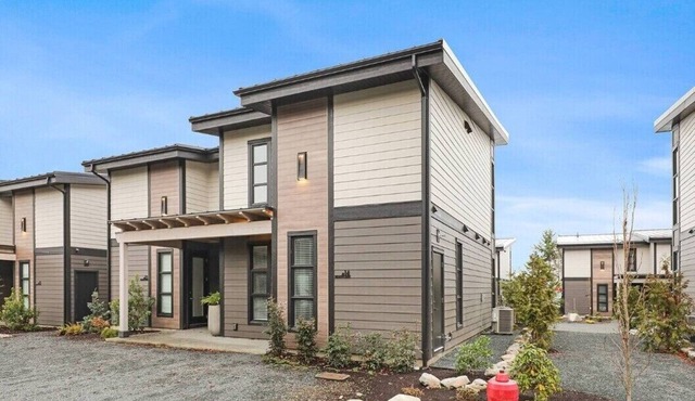 The Beach House - Duplex with Pool in Sunny Parksville at Rathtrevor beach