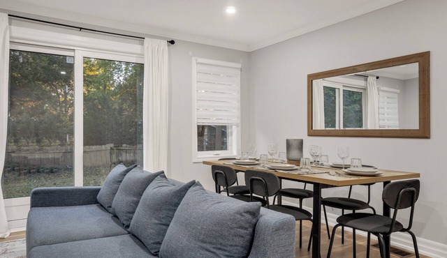 The Blushwood Suite | Mins to DT & Trails