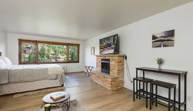 The Element Studio | AC, Pool, Hot Tub, Golf & Ski