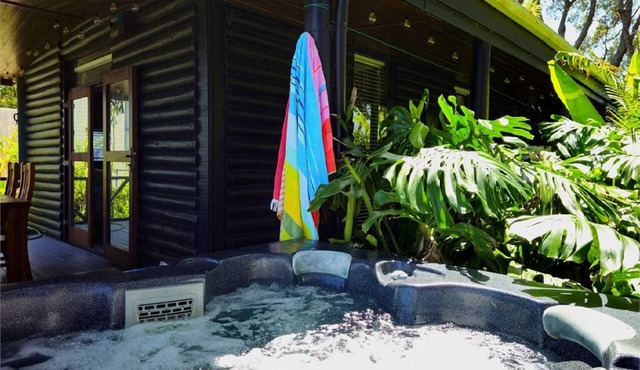 The Iconic Log Cabin By the Sea- Pets welcome! Spa! Pool Table/Ping Pong!