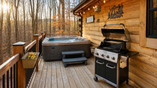 The Little Deer Cabin - Hot Tub Stone Fireplace