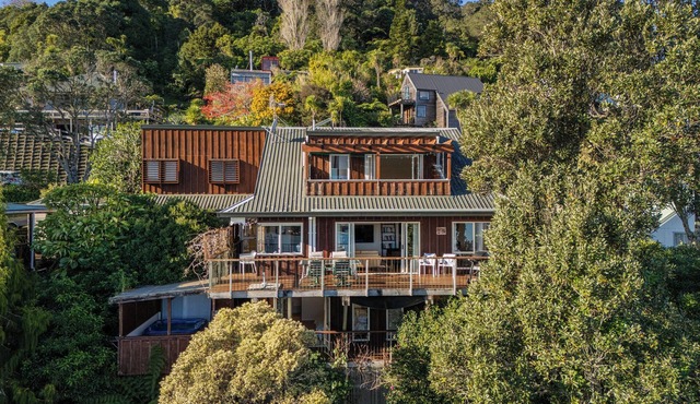 The Mount Paku Bach - Tairua Holiday Home