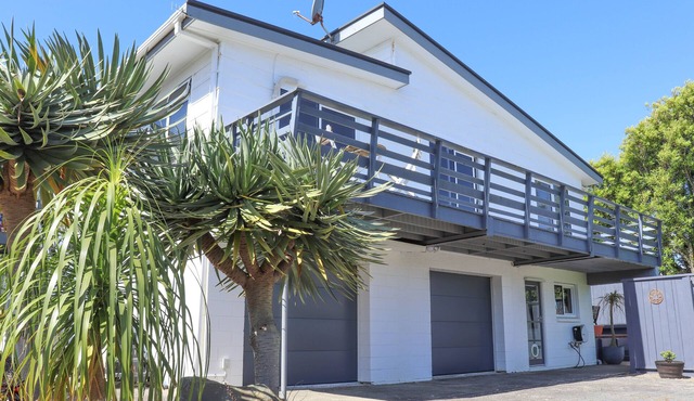 The Ōhope Beach Hideaway: Modern beach house, 3 minutes from white sand beach.