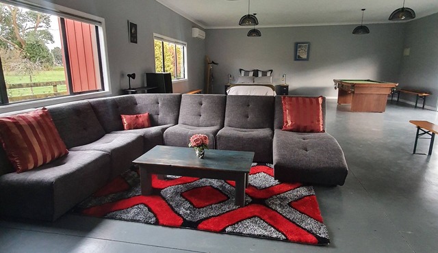 The Red Shed Large modern studio on two peaceful acres, two minutes from CBD