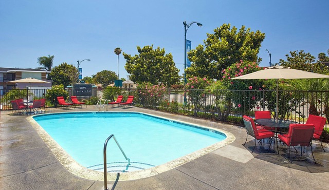 Three Units Near Disneyland Park – 1.3 miles away!