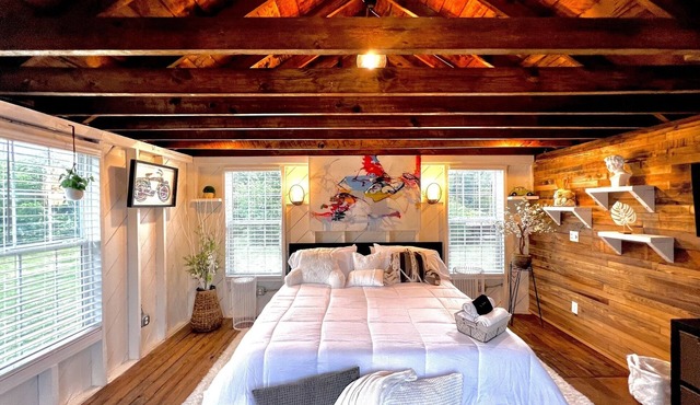 Tiny House Hideaway with King sized Bed