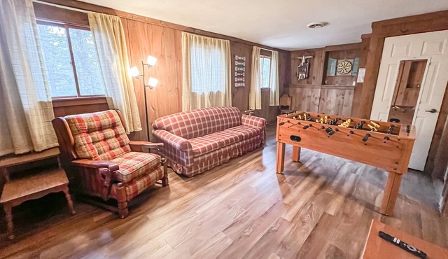 Tree-surrounded home with wood stove, spacious deck, gas grill - close to trails