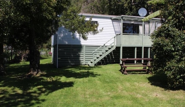 Treehouse - Whanarua Bay Cottages