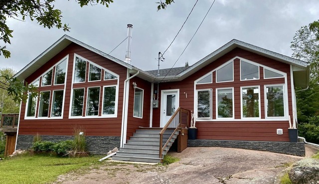 Twin Peaks Retreat- Cozy all-season cottage at beautiful Big Whiteshell Lake!