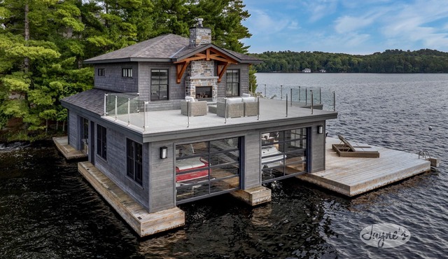 Ultimate Boathouse Entertaining, New 6 bdrm, 8 bath Cottage/Boathouse! Hot tub!