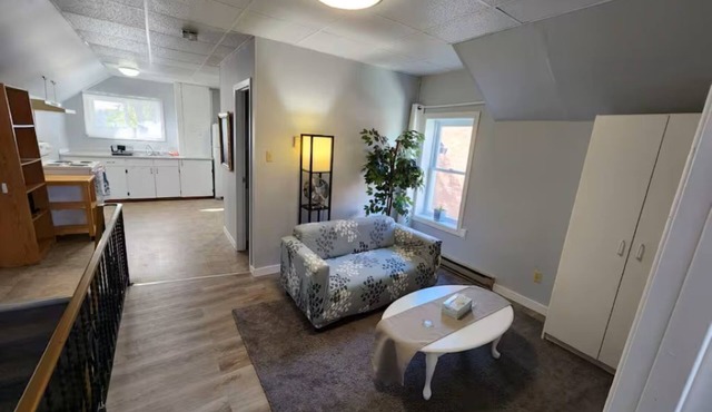 Upper level Central 1 Bedroom apt w/self check in