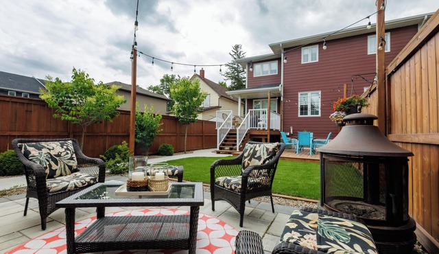 Upscale Saskatoon Getaway Private Yard Quiet Neighbourhood Sleeps 7