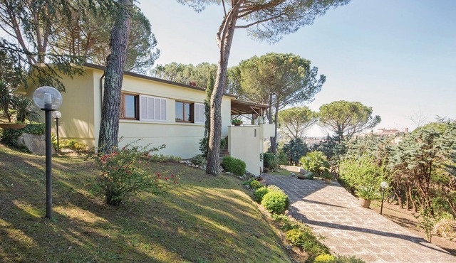 Vacation home in beautiful panoramic position and with private garden in Lari.