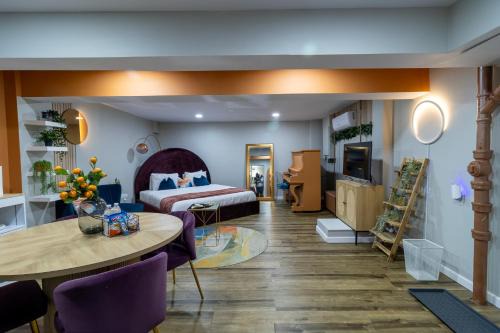 VIBES! Free Parking, Piano, King Bed