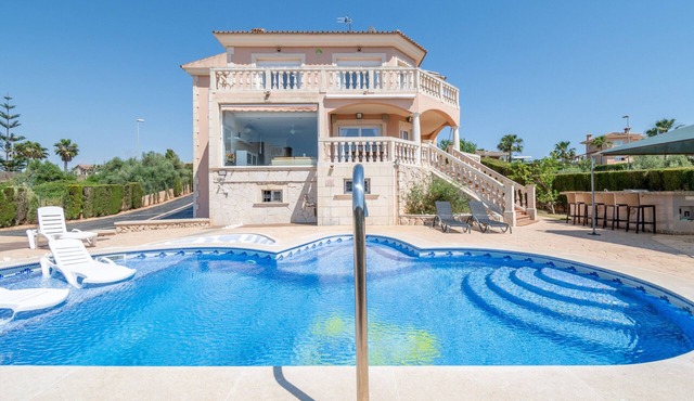Villa 'Can Martinez' with Private Pool, Wi-Fi and Air Conditioning