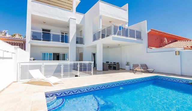 Villa 'Casa Flores 047' with Sea Views, Wi-Fi and Air Conditioning